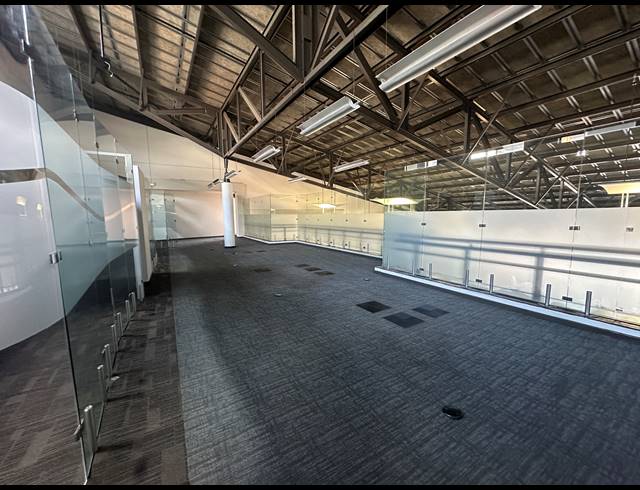 3,888M² OFFICE FOR SALE IN LONGMEADOW